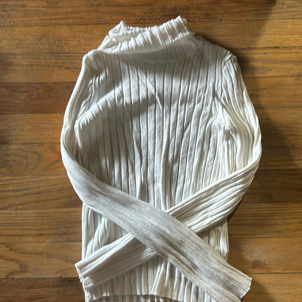 Turtle neck white, no stains.